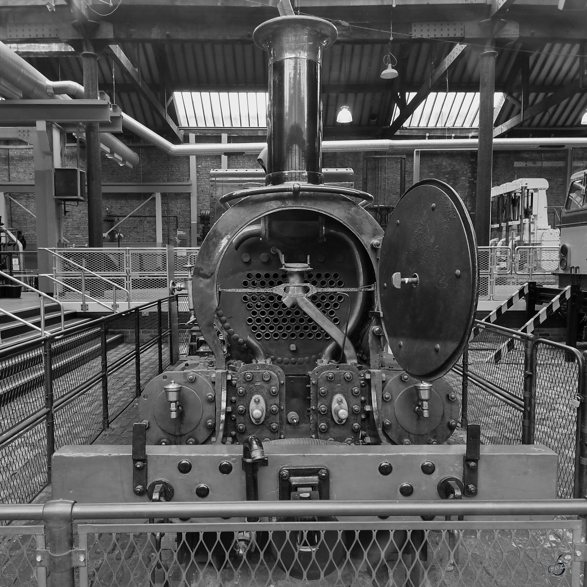 Die Power Hall des Museum of Science and Industry in Manchester ist momentan leider wegen Instandsetzungsarbeiten geschlossen und so konnte ich No. 3  Pender , eine 1873 gebaute Dampflokomotive der Isle of Man Railway nur durch eine Scheibe ablichten.