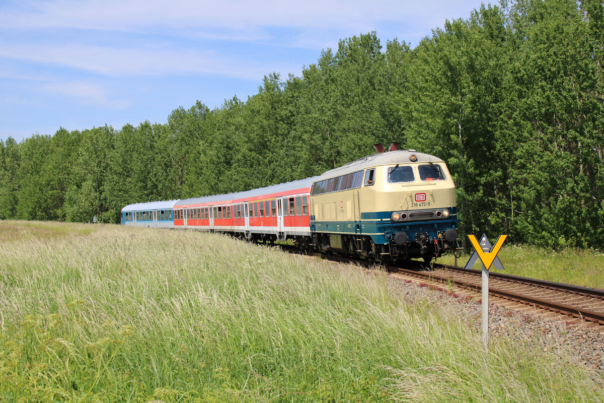 Die Power Rail 218 472-9 zieht am 03.06.2022 ihren RE21-Ersatzzug im Dienste der Weser-Ems-Eisenbahn und verlässt hier gerade Ilsenburg(Harz) in Richtung Magdeburg.
