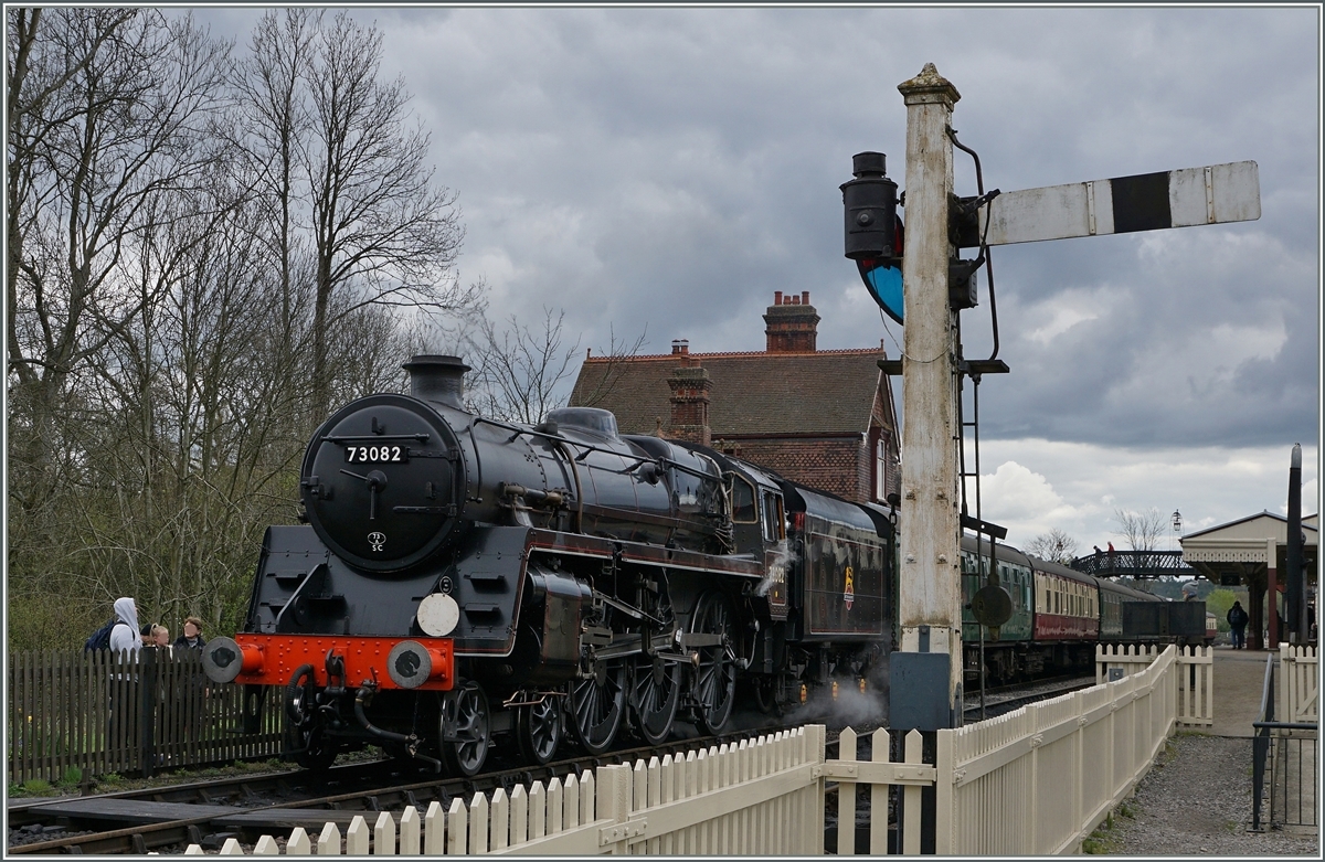 Die prächtige 73 082 2-D-1 Dampflok der Bluebell Railway wartet in Sheffield Park auf die Abfahrt nach East Grinstead mit Halt in Horsted Keynes und Kingscote.
23. April 2016