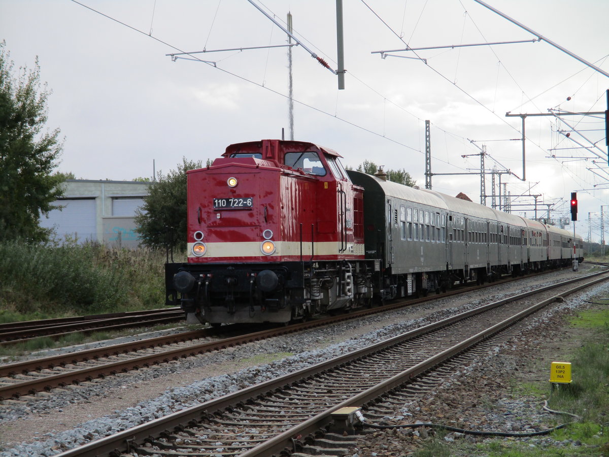 Die PRESS 110 722 hatte,am 05.Oktober 2019,die Aufgabe den Sonderzug Leipzig-Binz zubespannen,während am Schluß die 01 0509 und 01 1519 mit liefen.Hier die Einfahrt in Bergen/Rügen.