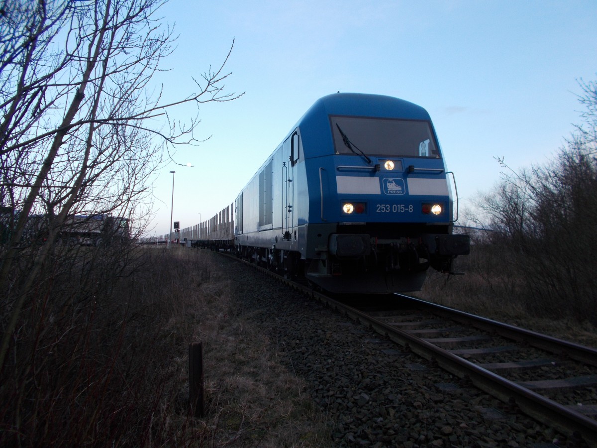 Die PRESS 253 015 drückte Wagen,am 09.März 2015,in den neuen Mukraner Gleisanschluß Gewerbegebiet.