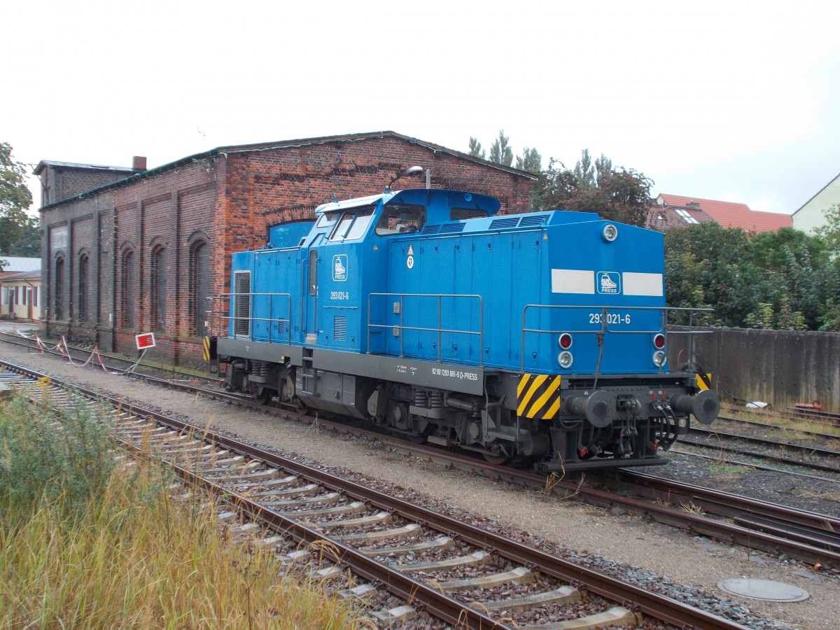 Die PRESS 293 021 durfte neben dem Lokschuppen in Bergen/Rügen übernachten.Aufnahme am 01.Septembermorgen 2014.