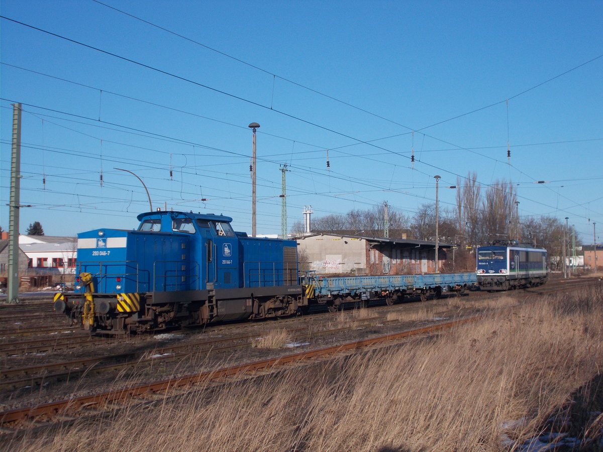 Die PRESS 293 046 schob,in Bergen/Rügen,zwei Ks Wagen,am 20.Januar 2017 zu der abgestellten IntEgro 155 045.