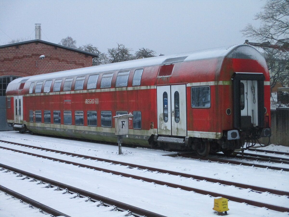 Die PRESS hatte den DBz 50 80 26-35 046-4 am Lokschuppen in Bergen/Rügen abgestellt.Am Morgen vom 27.Januar 2026 stand der Wagen immer noch da.