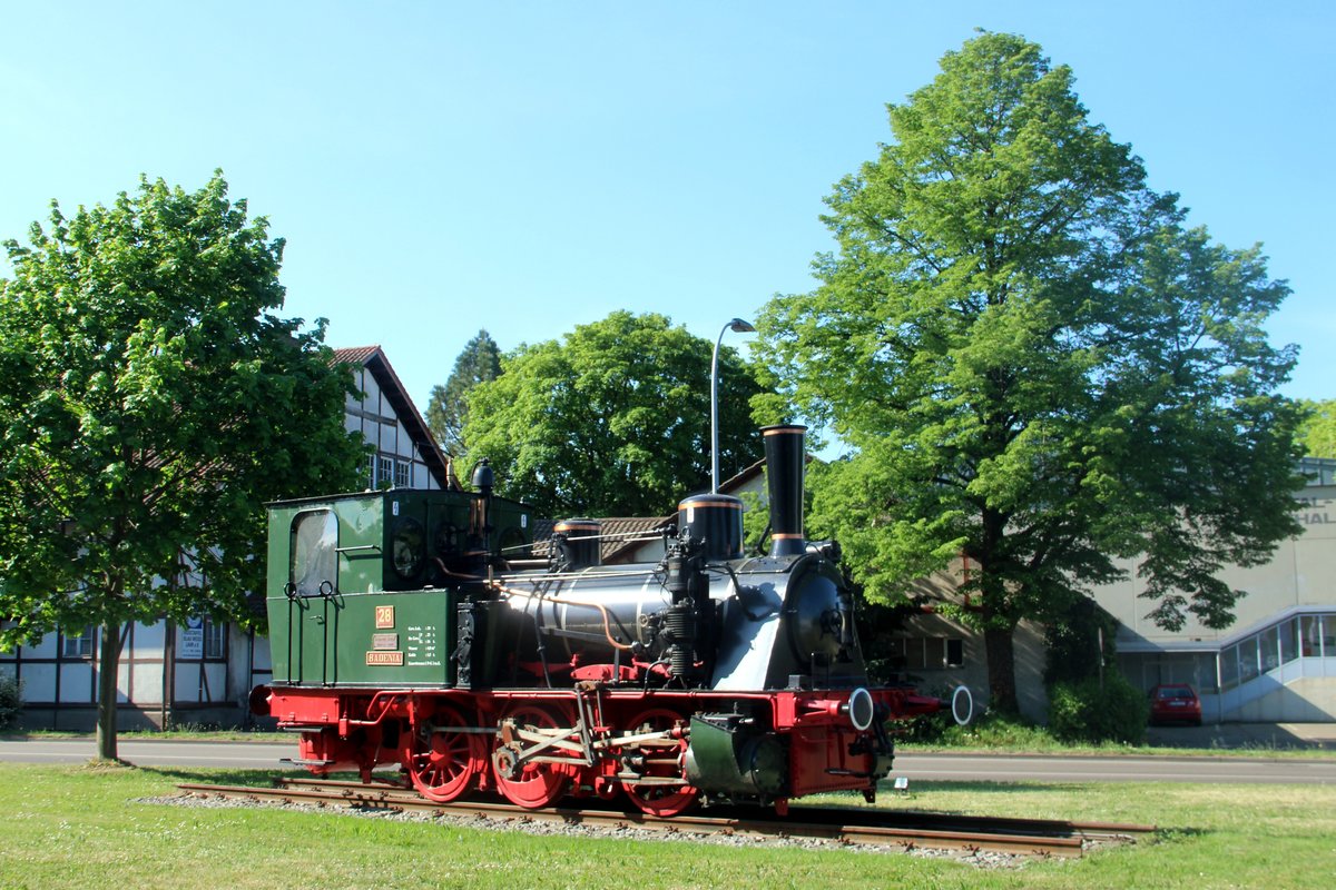 Die preußische T3 als Denkmallok bei der SWEG vor dem Betriebsgebäude in Lahr. (29.04.2020)

Lok 28  Badenia  