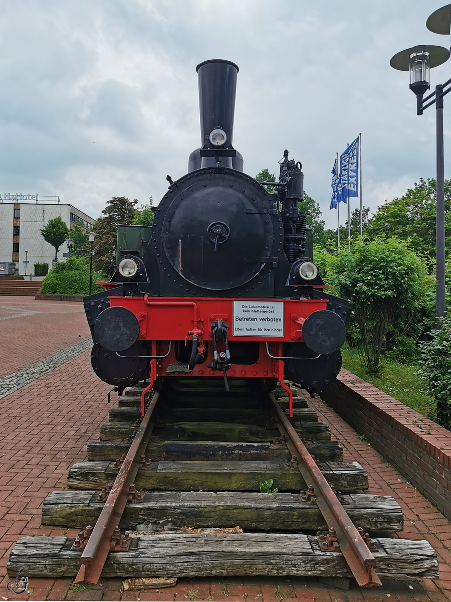 Die preußische T9-Dampflok 7270 steht in Bochum vor dem Starlight-Express-Theater. (Juni 2021)