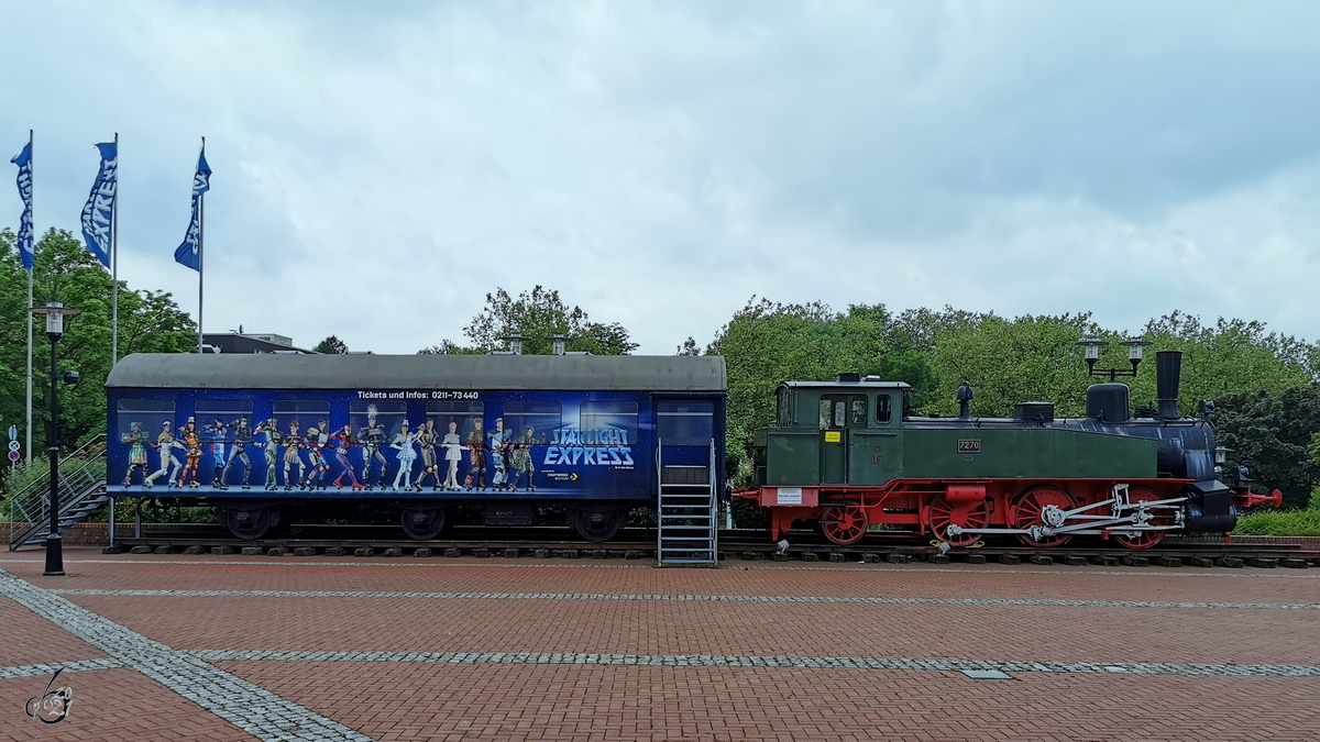 Die preußische T9-Dampflok 7270 steht mit einem dreiachsigen Rekowagen vor dem Starlight-Express-Theater in Bochum. (Juni 2021)
