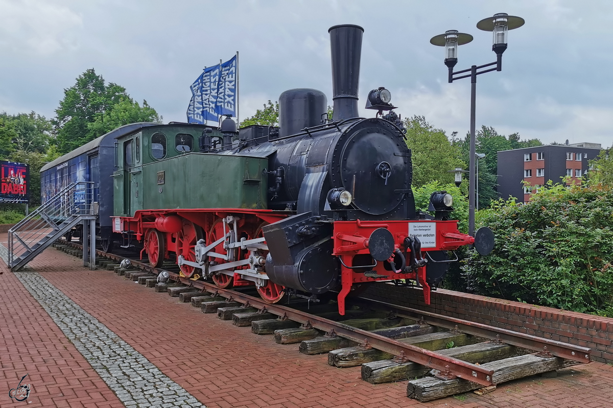 Die preußische T9-Dampflok 7270 wurde 1893 gebaut und steht heute vor dem Starlight-Express-Theater in Bochum. (Juni 2021)
