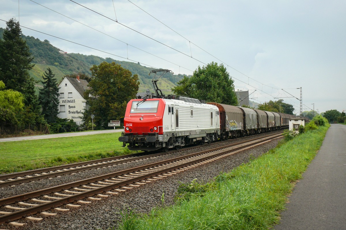 Die Prima E37518 zieht einen gemischten Güterzug rechtsrheinisch Richtung Norden. Aufgenommen am 20/09/2014 in Leutesdorf.
