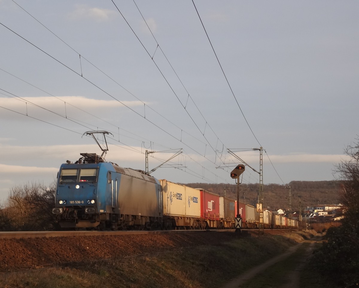 Die private 185 536 zieht einen GZ kurz vor Bingen Richtung Koblenz weiter. (Februar 2014)