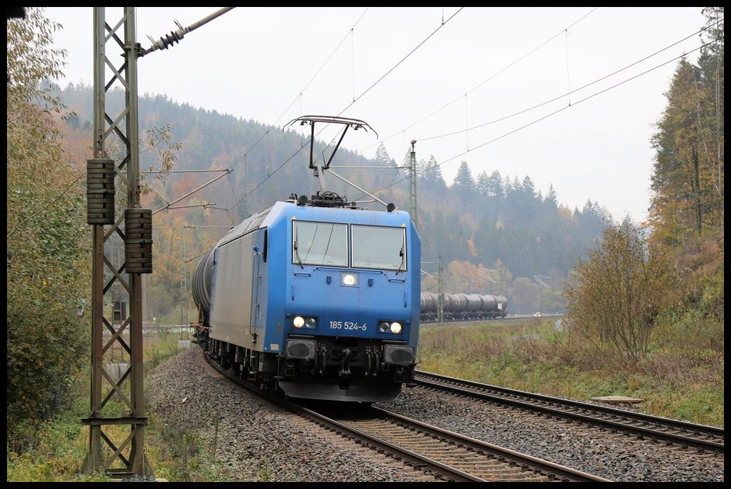 Die private 185524 hat mit ihrem Tankwagen Zug die starke Steigung der Frankenwaldbahn von Probstzella aus hinter sich und befindet sich hier bereits am 23.10.2919 um 11.22 Uhr vor Pressig Rothenkirchen in der Gefällstrecke in Richtung Lichtenfels. Die Schiebelok ist daher bereits wieder vom Zug gegangen.