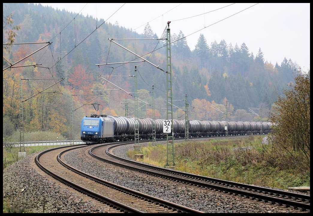 Die private 185524 kommt hier am 23.10.2019 um 11.22 Uhr mit einem Tankwagen Zug kurz vor Pressig - Rothenkirchen die Frankenwaldbahn herab in Richtung Lichtenfels.