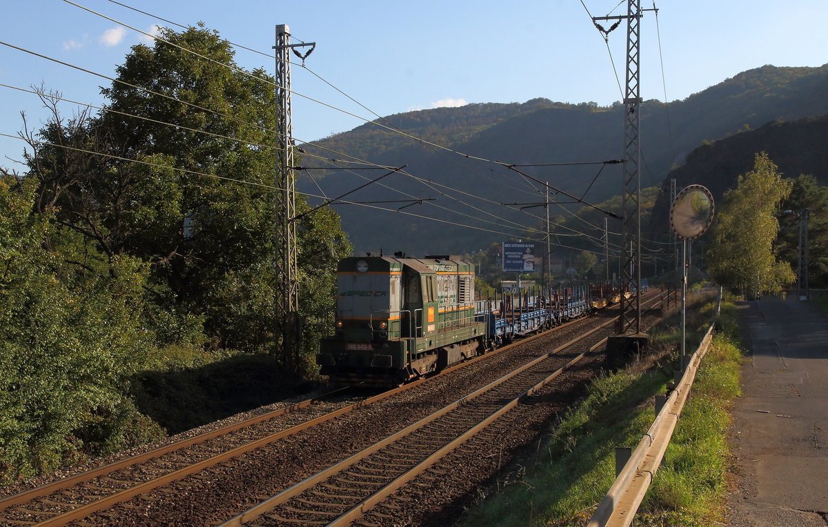 Die private 740 545 fährt mit ein paar Stahlträgern in Richtung Usti nad Labem am nachmittag des 07.10.2019 bei Vanov. 