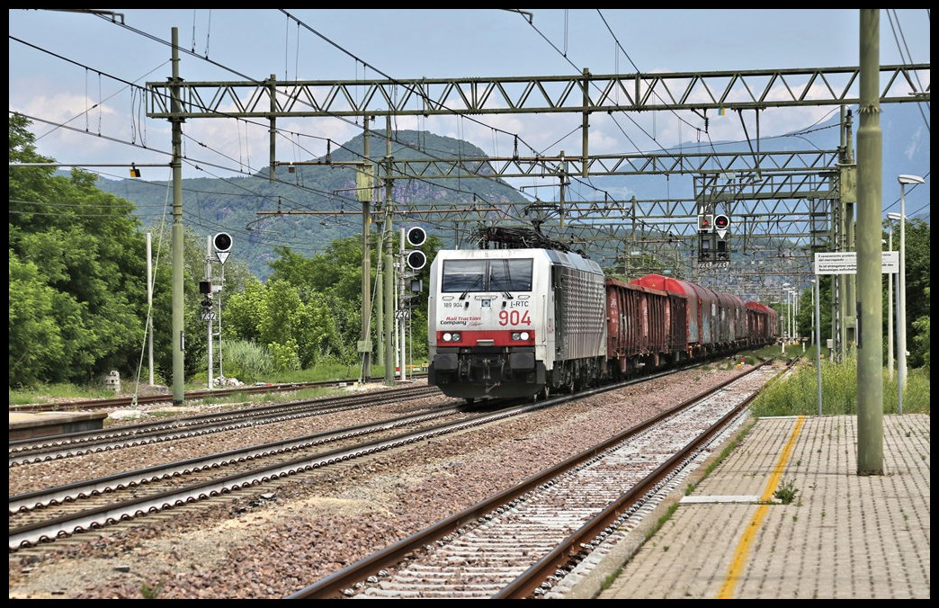 Die private Rail Traction 189904 nähert sich hier am 31.5.2022 auf dem Weg in Richtung Trento auf der Brennerbahn dem Bahnhof Egna / Neumark.