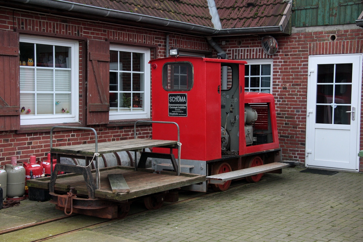 Die private Schöma 2570 /Typ CDL 28, Baujahr 1962) steht am Streckenende auf der Neuwarft am 18.11.2014. Bemerkenswert an der 2013/14 generalüberholten Lok ist die zweckmäßige beidseitige Ausrüstung mit Trittblechen.