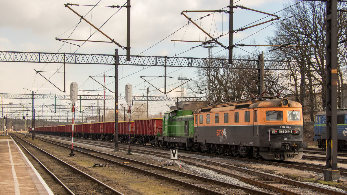 Die private tschechische Lok 182 064-6 steht am 13. Febraur 2018 im Bahnhof Wegliniec (Polen). Im Schlepp neben einer ganzen Leine Waggons auch die polnische Diesellok SM42-803. 