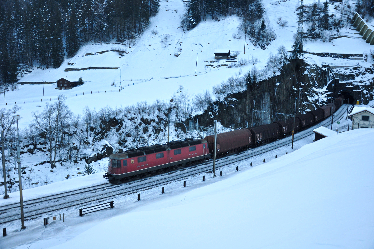 Die Prototyp Re 6/6 11601  Wolhusen  schiebt einen Güterzug den Gotthard hinauf, welcher von zwei BR 185 der DB gezogen wurde. Aufgenommen bei Wassen am 10.02.2015. 
