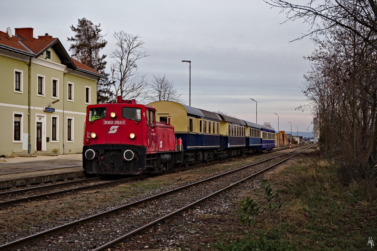 Die Pulkautalbahn ist nur noch zwischen Laa an der Thaya und Zellerndorf befahrbar, Personenzüge fahren hier jedoch auch schon lange nicht mehr. Hier noch einmal die 2062.53 bei ihrer Umwegfahrt im Bahnhof Laa and der Thaya Stadt. (30.11.2018)