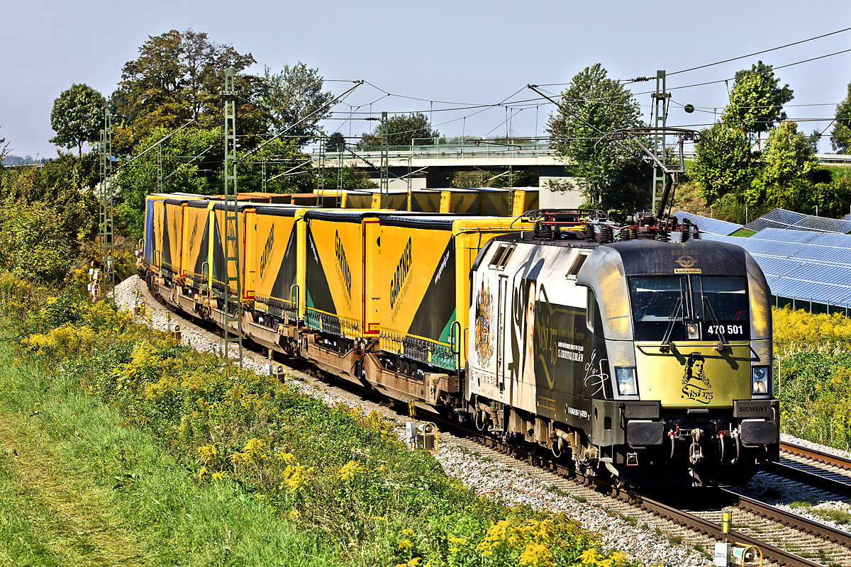 Die Raaberbahn 470 501  Sisi  fährt am 30.8.2017 mit einem Sattelaufliegerzug der österreichischen Spedition Gartner KG vorüber.