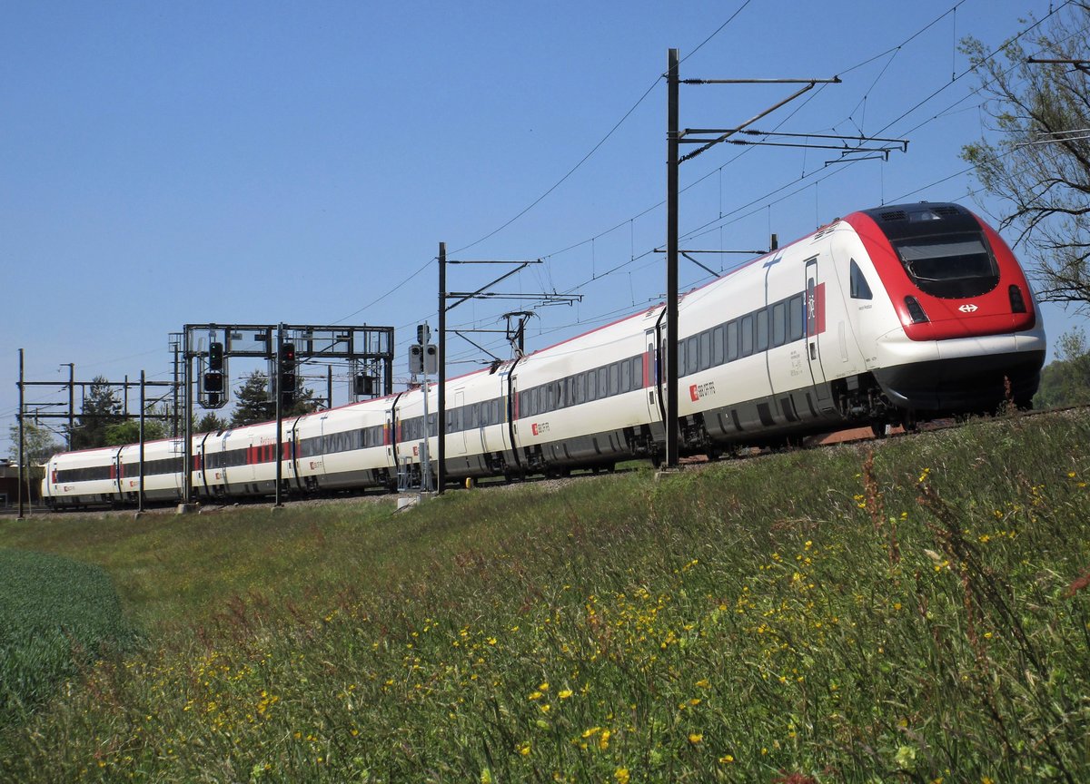 Die RABDe 500 004-7  Heinrich Pestalozzi  verkehrte am 30. April als IR 2076 von Zürich Flughafen nach Basel SBB, zwischen Bassersdorf und Baltenswil an mir vorbei. 