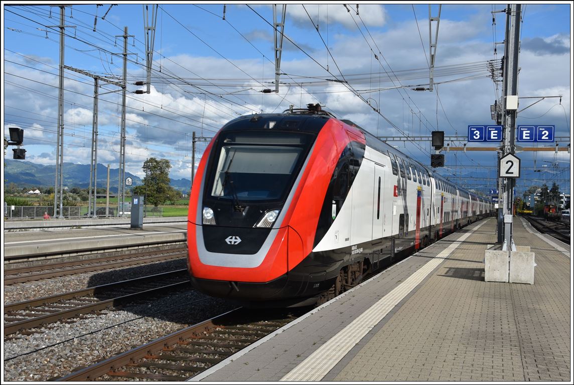 Die RABDe 502 sind jetzt auch im IC Dienst zwischen Chur und Basel SBB im Einsatz. IC576 nach Basel SBB in Pfäffikon SZ. (10.10.2019)