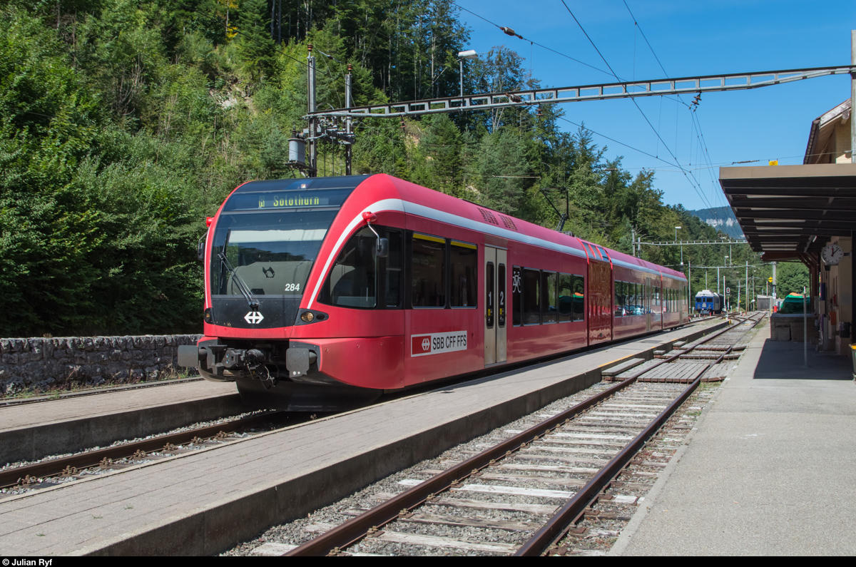 Die RABe 526 gehören noch nicht so lange zur SBB - bis zum Fahrplanwechsel im Dezember 2013 waren die ursprünglich vom RM beschafften Triebwagen, deren Farben sie immer noch tragen für die BLS auf den Linien der S-Bahn Bern und der S-Bahn Luzern unterwegs ehe sie an die SBB verkauft wurden, welche die GTWs im Raum Solothurn-Jura einsetzt. Eine Stammstrecke der Triebwagen ist seither die der BLS gehörende und wahrscheinlich nur noch wenige Jahre befahrbare Strecke Solothurn-Moutier, die den 3,8 km langen Weissensteintunnel durchquert. Der Tunnel ist sanierungsbedürftig und die Linie hat einen Kostendeckungsgrad von nur ca. 20%. Doch für das hintere Thal ist die Bahnlinie die mit Abstand schnellste Verbindung in die Kantonshauptstadt Solothurn. Der Kanton setzt sich deshalb für eine Sanierung des Tunnels ein. Auch für den Tourismus wäre es schade, würde die landschaftlich sehr schöne Bahnlinie verschwinden. 
Am 28. August 2015 steht der RABe 526 284 im Bahnhof Gänsbrunnen am Nordportal des Weissensteintunnels bereit, um seine wenigen Fahrgäste nach Solothurn zu bringen.