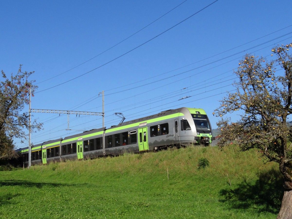 Die RABe 535 119 mit ein RE Zug von Brig nach Bern - ex-Hst. Spiezmoos Nord - 24-10-2014