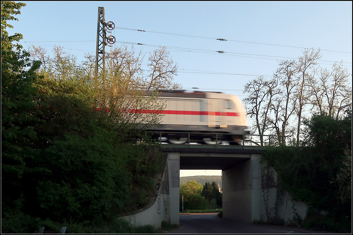 Die Räder sind nur scheinbar zu groß -

Durch die Bewegungsunschärfe werden die Räder der Lok der Baureihe 147 des IC2-Zuges länger gezogen und nehmen eine ovale Form an.

An einer Bahnbrücke der Remsbahn bei Rommelshausen. Im Brückendurchblick ist der Kirchturm von Rommelshausen erkennbar. Früher konnte man ihn hier mittig im Durchblick platzieren. Durch höher gewachsene Bäume ist dies leider nicht mehr möglich.

22.04.2020 (M)