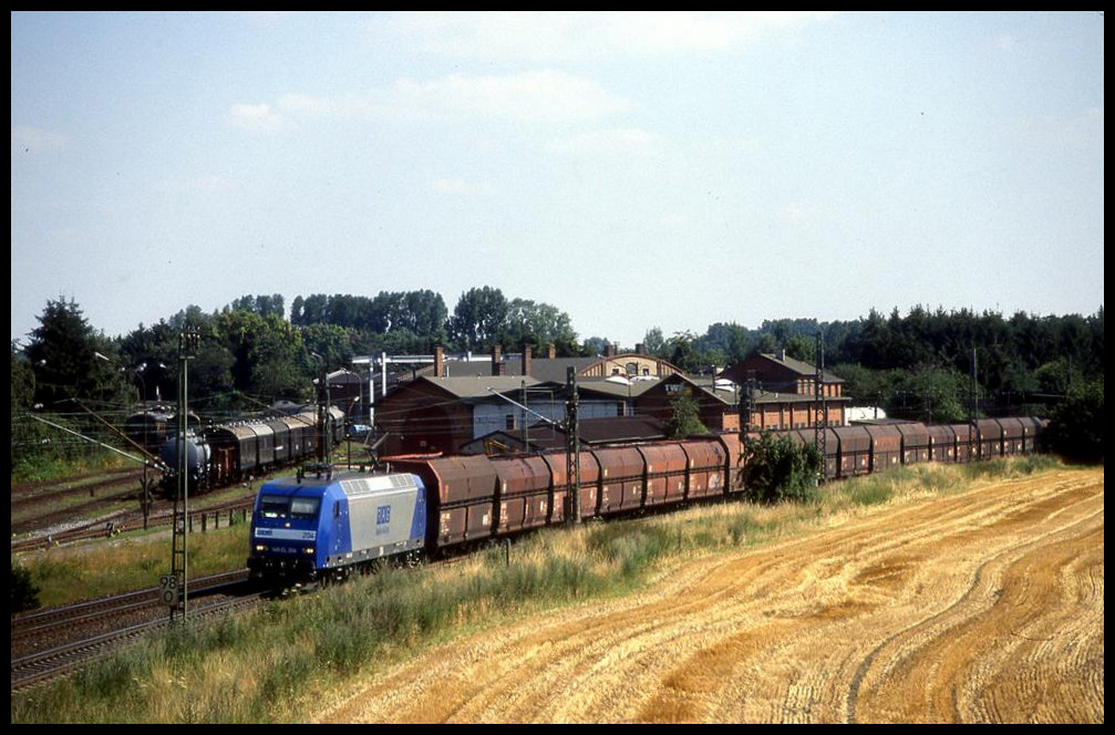 Die RAG 145CL204 kam am 28.7.2004 links fahrend über die Rollbahn in Richtung Norden. Hier passiert sie gerade das BW der Teutoburger Wald Eisenbahn in Lengerich.
