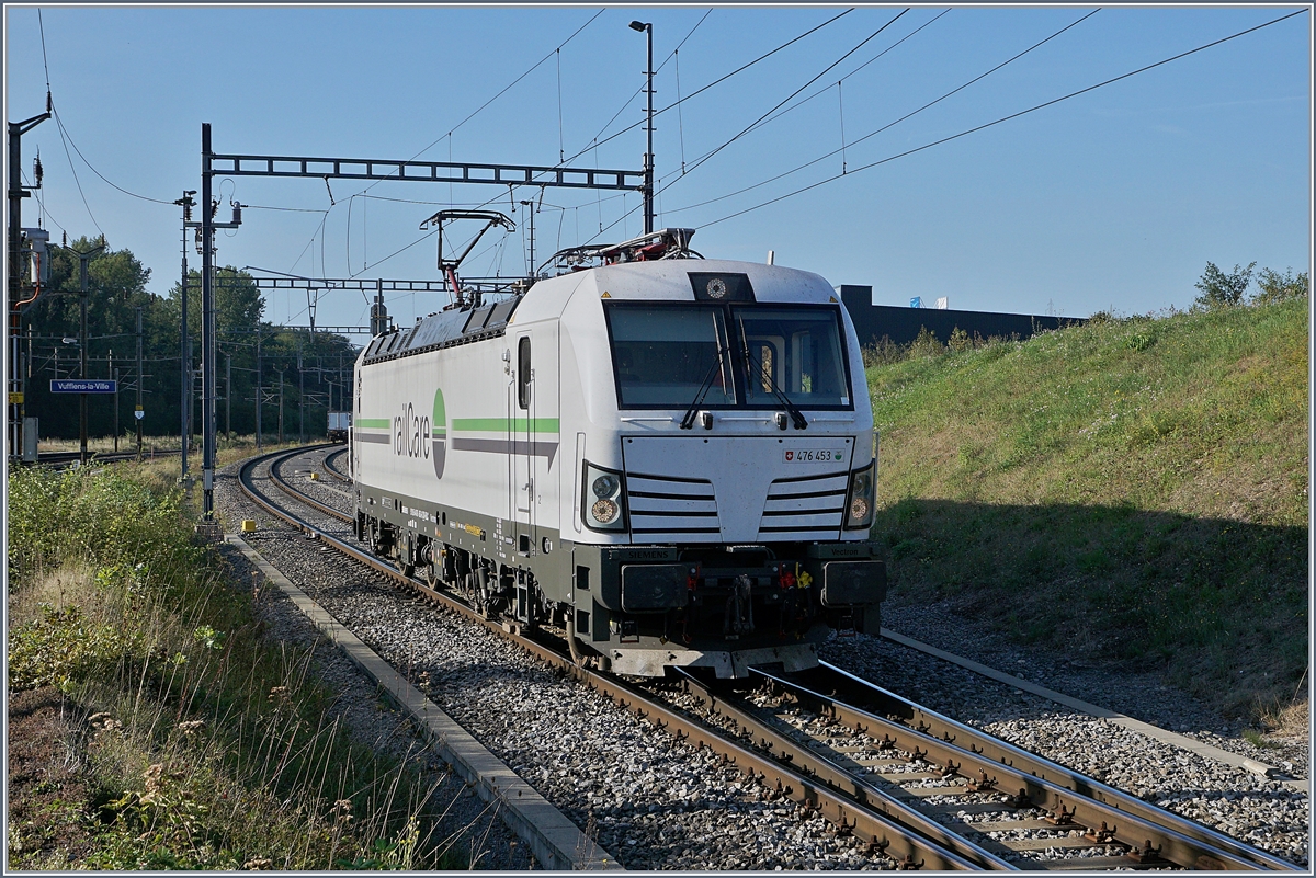 Die Rail Care Rem 476 453-6 VAUD (UIC 91 85 4476 43-6 CH-RLC) hat ihren Coop Zug von Genève la Praille nach Vufflens la Ville gebracht und rangiert nun, um den Gengenzug zu übernehmen, was einige Zeit dauert, da der Lokführer die Handweichen jeweils selbst stellen muss.
29. August 2018