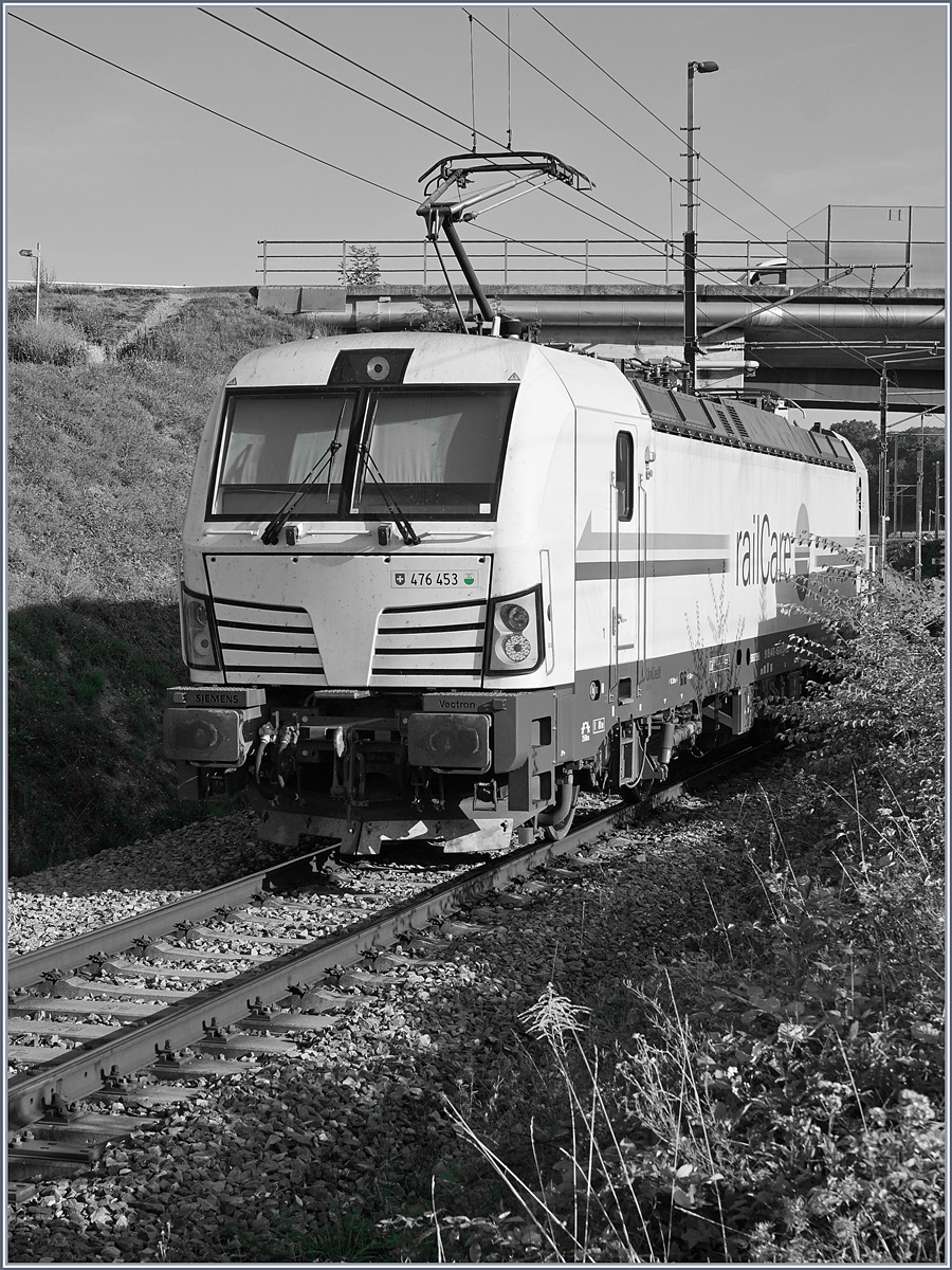 Die Rail Care Rem 476 453-6 VAUD (UIC 91 85 4476 43-6 CH-RLC) in Vufflens-la-Ville beim rangieren.
29. August 2018