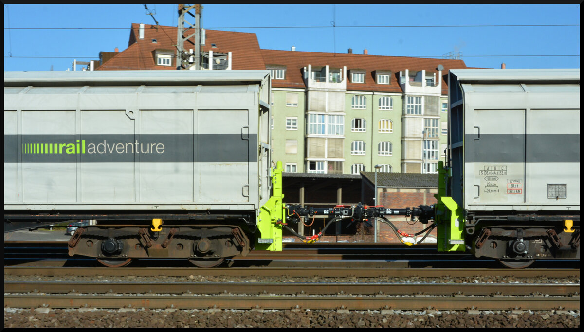 Die Railadventure 111 082  Ukraine  ist am 27.01.2024 mit Brems- und Kuppelwagen auf der Fahrt von Nürnberg nach Braunschweig, als die Fuhre hier in Würzburg die östliche Bahnhofseinfahrt passiert. Im Zugverband befanden sich drei dieser fährbootfähigen Kuppelwagenpaare (Habfis).