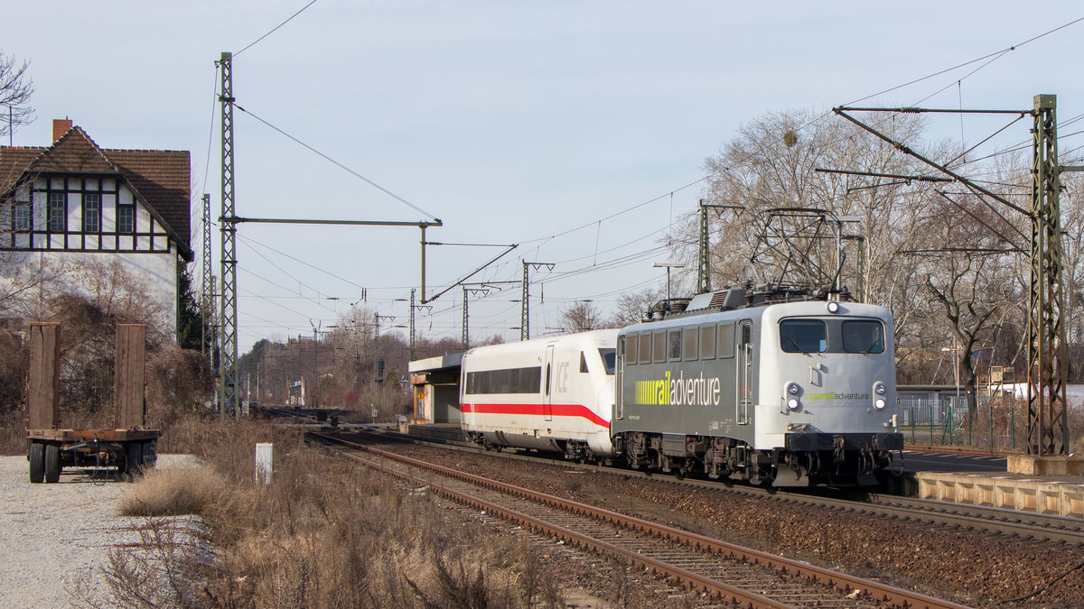 Die railadventure 139 558-1 hat einen ICE 2-Steuerwagen im Schlepp. Die Aufnahme gelang am 23. Februar 2018 in Magdeburg-Sudenburg.