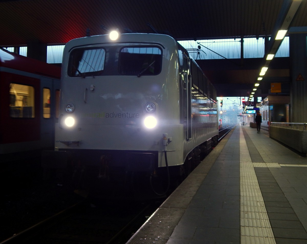 Die RailAdventure 139 558-1 kam am 17.1.15 von Neuss kommend durch den Düsseldorfer Hbf gefahren wo sie kurz Halt einlegte. Danach fuhr die weiter in Richtung Duisburg und weiter in den Osten.
Bearbeitet von Marc Steiner. Danke ;)

Düsseldorf 17.01.2015