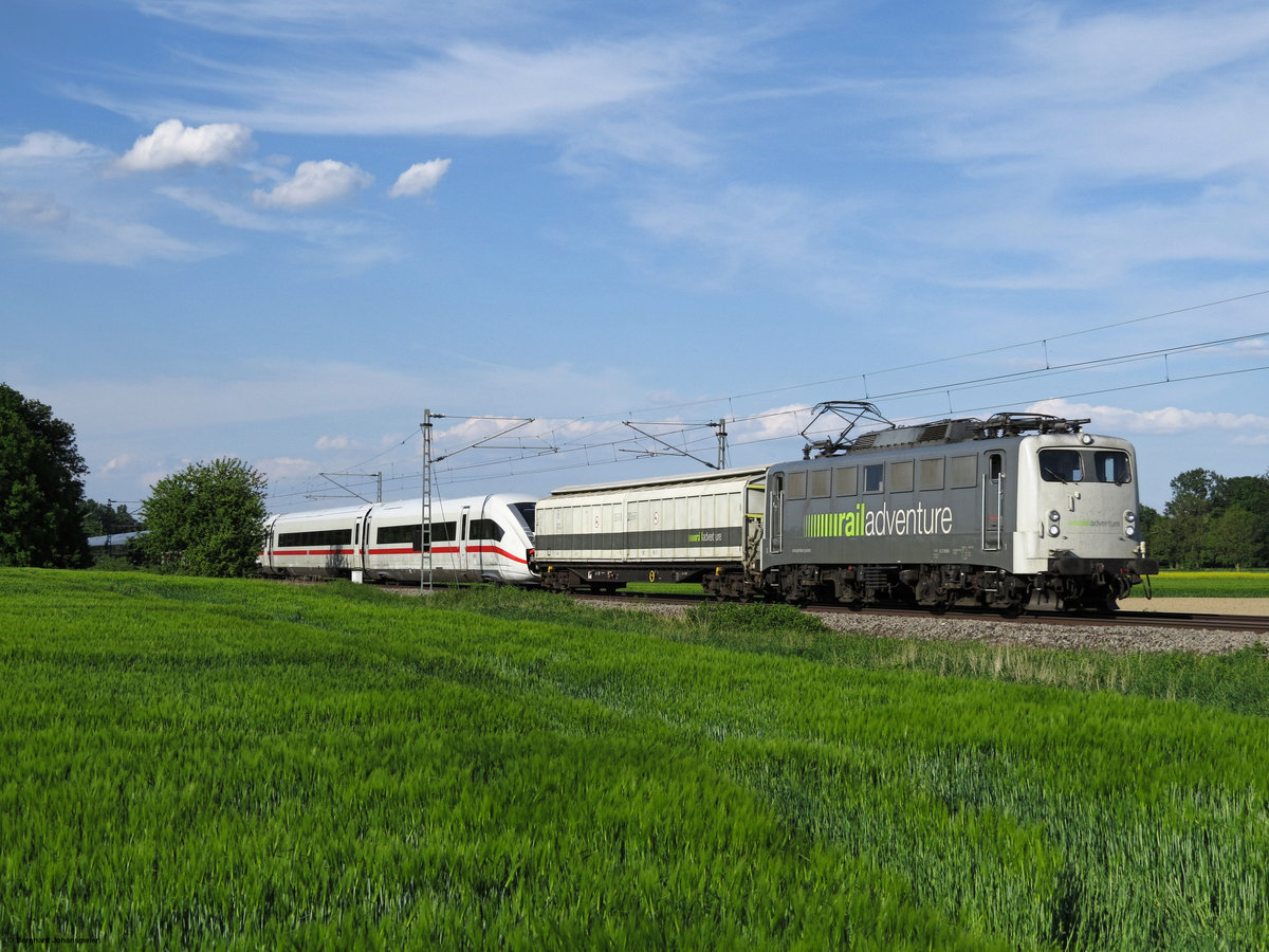 Die Railadventure 139 558 überführt einen neuen ICE4, hier ist die Fuhre zwischen Scharmede und Salzkotten unterwegs. Mai 2016