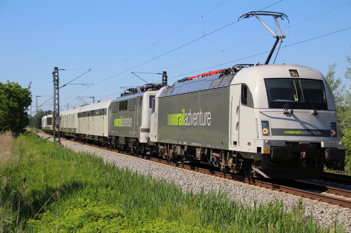 Die Railadventure bringt am 13.06.2021 183-500, eine 111 und 248-004 am Zugschluss in Richtung Salzburg (aufgenommen nahe Bernau).