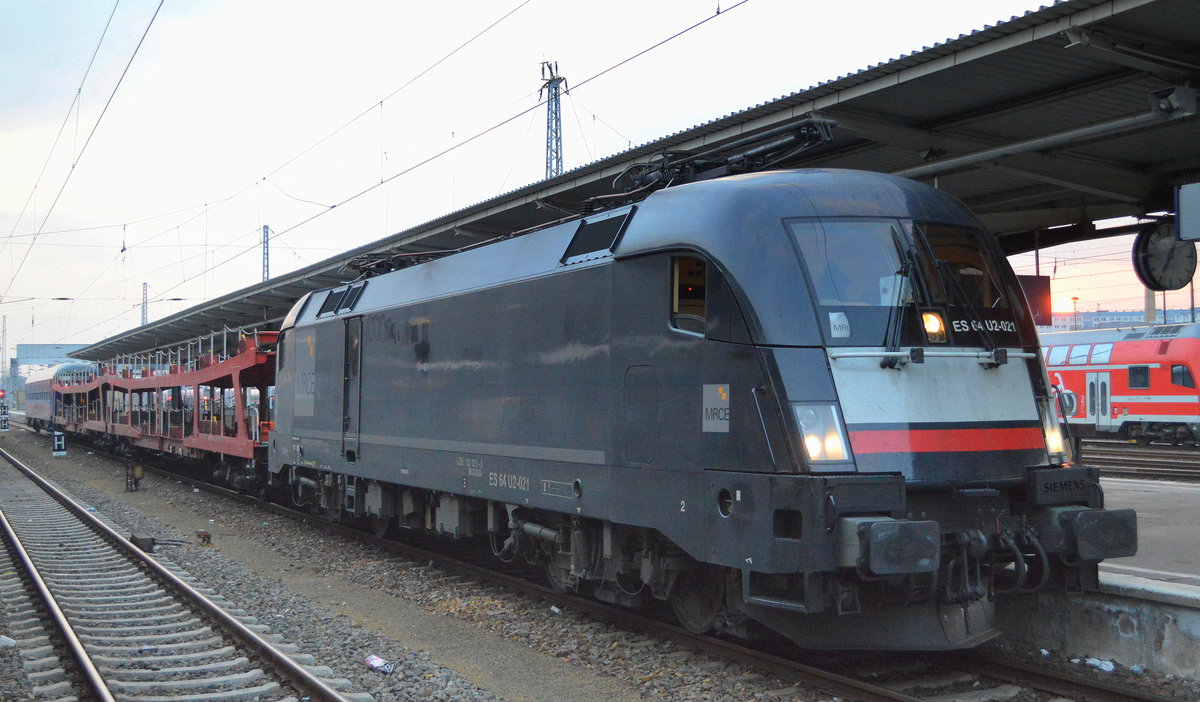 Die RailAdventure GmbH hat am frühen Abend mit dem MRCE Taurus ES 64 U2-021 / 185 521-5 zwei BTEX PKW-Transportwagen + einen BTEX Personenwagen nach Berlin-Lichtenberg überführt, 25.03.18