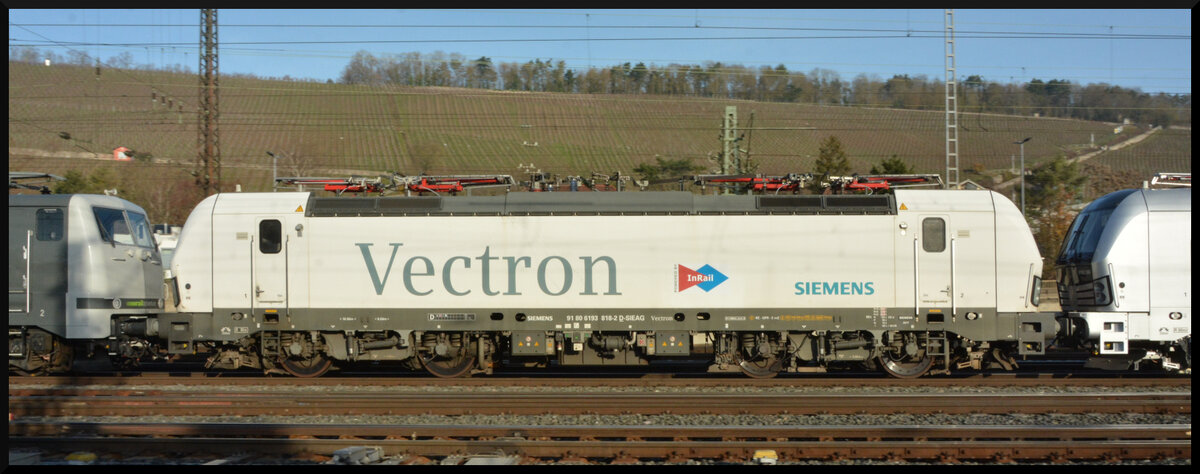 Die Railadventure (RADVE) 111 210 überführte am 17.12.2023 drei Vectron - 193 818-2 D-SIEAG, 193 160-9 D-Rpool und 193 959-4 D-LTE - vom Siemens-Standort in München nach Norden, als die Fuhre in Würzburg beim Wechsel auf die Schnellfahrstrecke fotografiert werden konnte. 