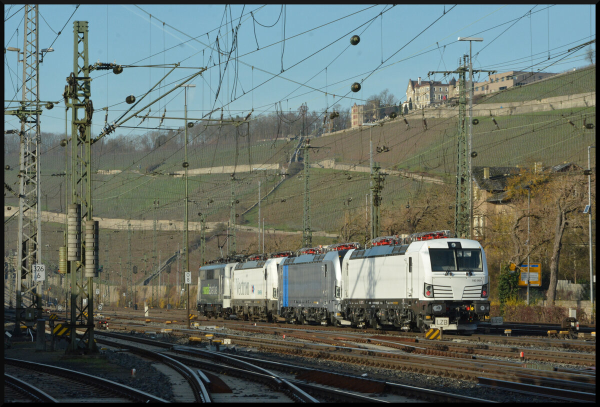 Die Railadventure (RADVE) 111 210 überführte am 17.12.2023 drei Vectron - 193 818-2 D-SIEAG, 193 160-9 D-Rpool und 193 959-4 D-LTE - vom Siemens-Standort in München nach Norden, als die Fuhre in Würzburg beim Wechsel auf die Schnellfahrstrecke fotografiert werden konnte. 