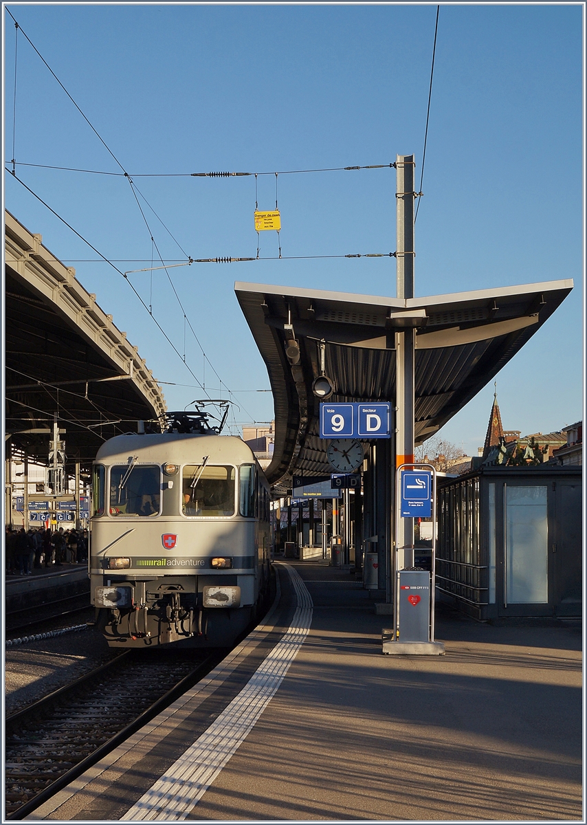 Die railadventure Re 6/6 16003 (91 854 620 003-4 CH-RADVE) wartet in Lausanne auf die Abfahrt.
 
20. Februar 2020