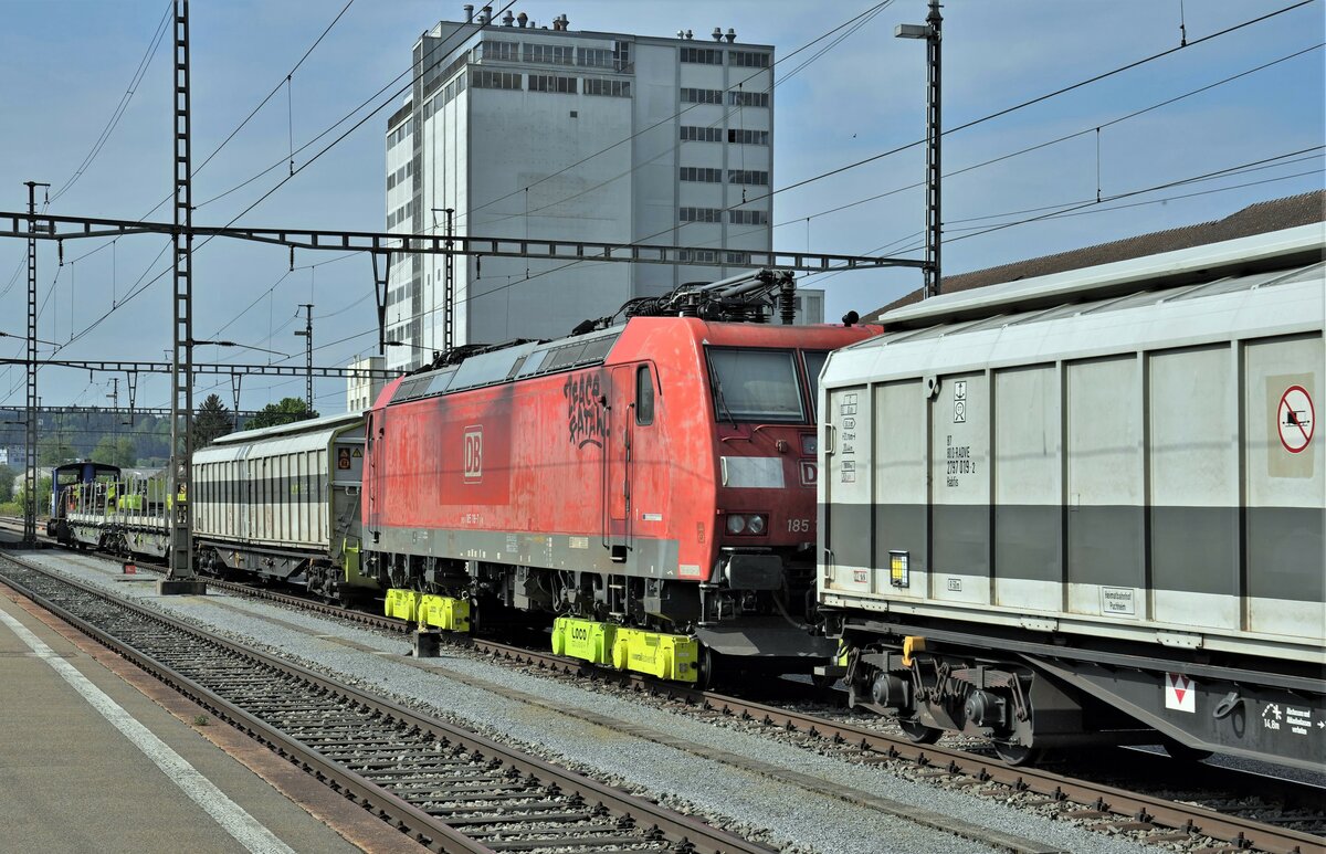 Die Railadventure/RADAVE Re 620 003, ehemals SBB Re 6/6 11603 (1972/Prototyp) mit einer sehr seltenen Sonderleistung unterwegs zwischen Bern und dem Badischen Bahnhof Basel.
Am 4. Mai 2022 wurde die defekte DB BR 185 118-7 auf Hilfsdrehgestellen ab Bern Weyermannshaus bis nach Mannheim überführt.
Impressionen dieser spektakulären Fahrt von Riedtwil und Herzogenbuchsee.
Am Schluss dieses Zuges mitgeschleppt wurden der Swiss Rail Traffic Tm 232 223-8.
Foto: Walter Ruetsch    