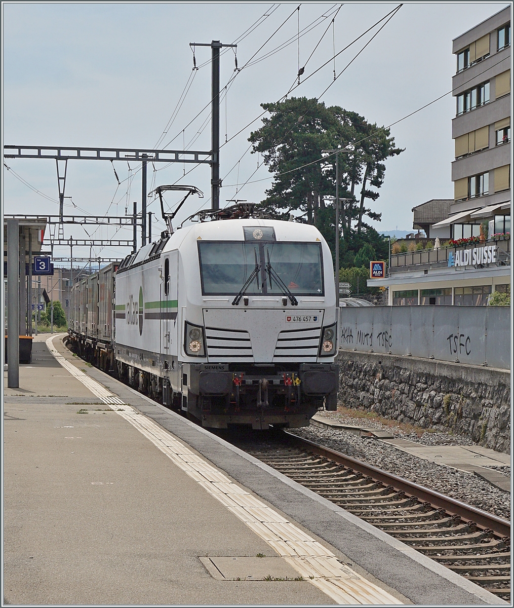 Die railCare Rem 476 457 mit einem Coop-RailCare Zug bei der Durchfahrt in Versoix.

28. Juni 2021
