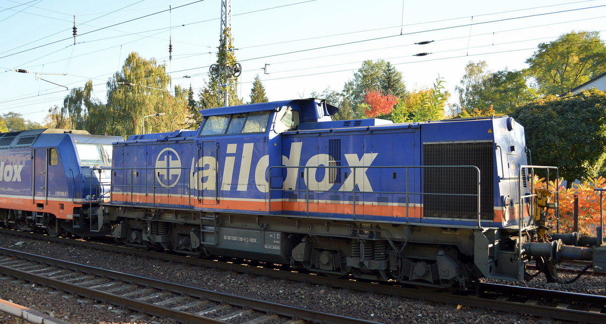 Die Raildox 203 126-8 (92 80 1203 126-8 D-RDX) am Haken von Raildox 076 109-2 mit einem Ganzzug Schüttgutwagen mit Schwenkdach Richtung Frankfurt/Oder am 11.10.18 Berlin-Hirschgarten.