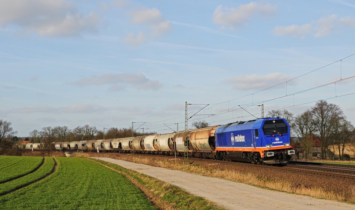 Die in Raildox-Farben frisch lackierte 264 002 fährt am 15.03.17 mit einem Silowagenzug bei Vehrte in Richtung Osnabrück.