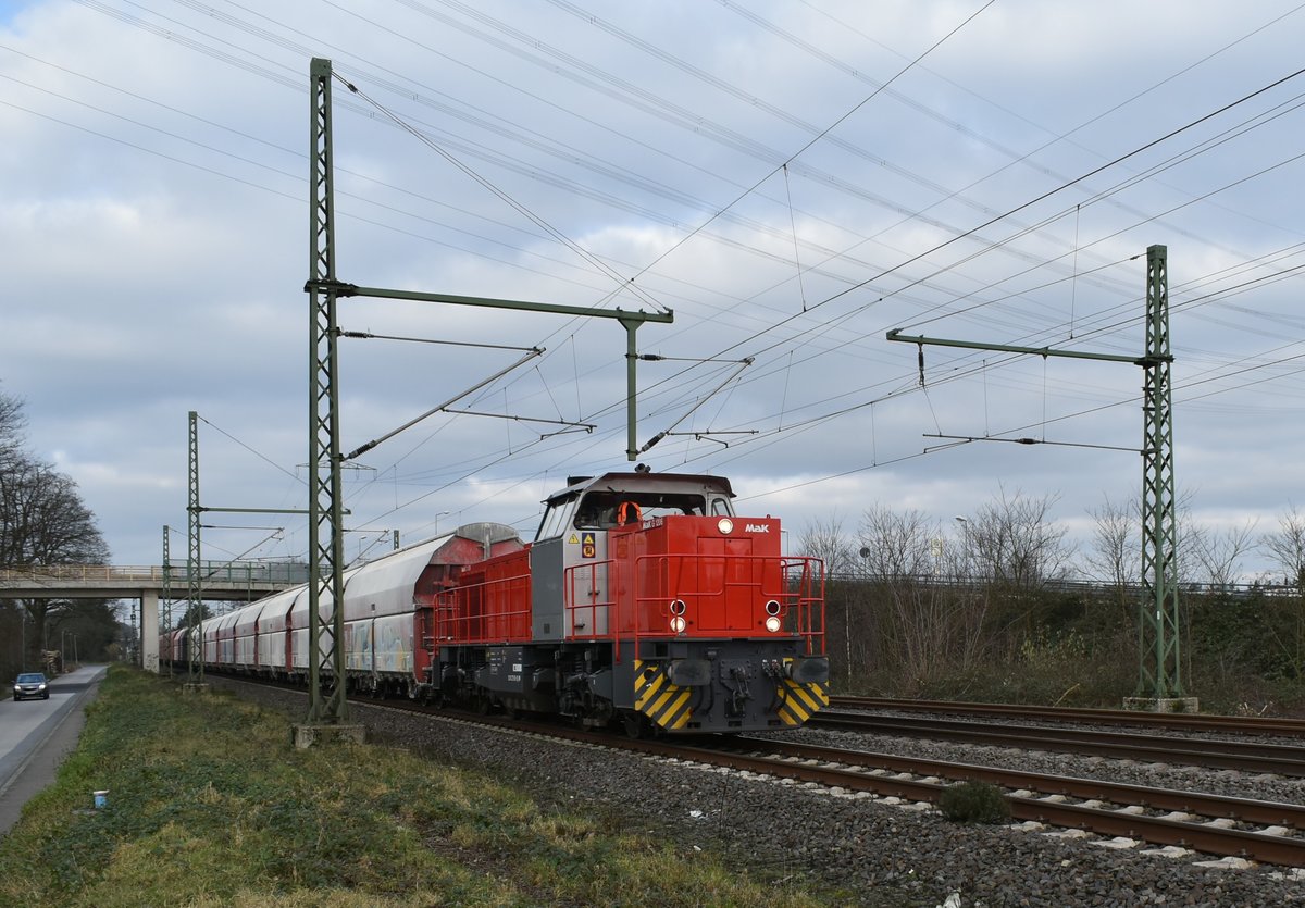 Die Railflex MAK 1206G kommt mit einem Kalkwagenleerzug nach Rohdenhaus durch Lintorf aus Entenfang gefahren am Samstag den 13.1.2018