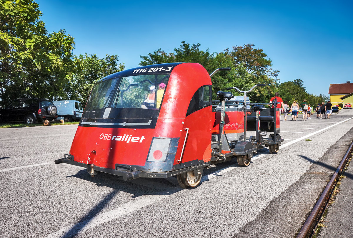 Die Railjet-Fahrraddraisine der Sonnenland Draisinentour im Bahnhof Neckenmarkt-Horitschon.
Aufgenommen am 5.8.2017.