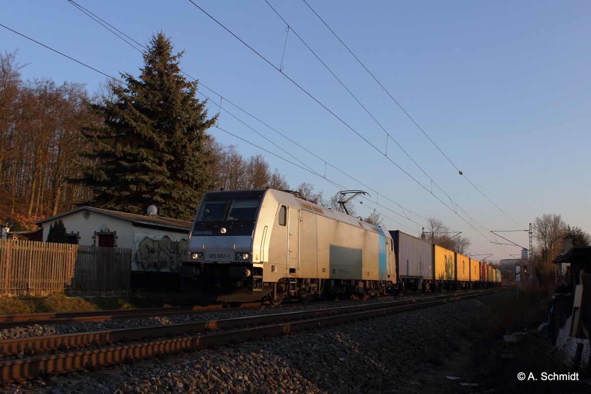 Die Railpool 185 692-1 bei Abendsonnenlicht mit Containerzug von Hof nach Hamburg. Aufgenommen in Plauen am 17.03.2016