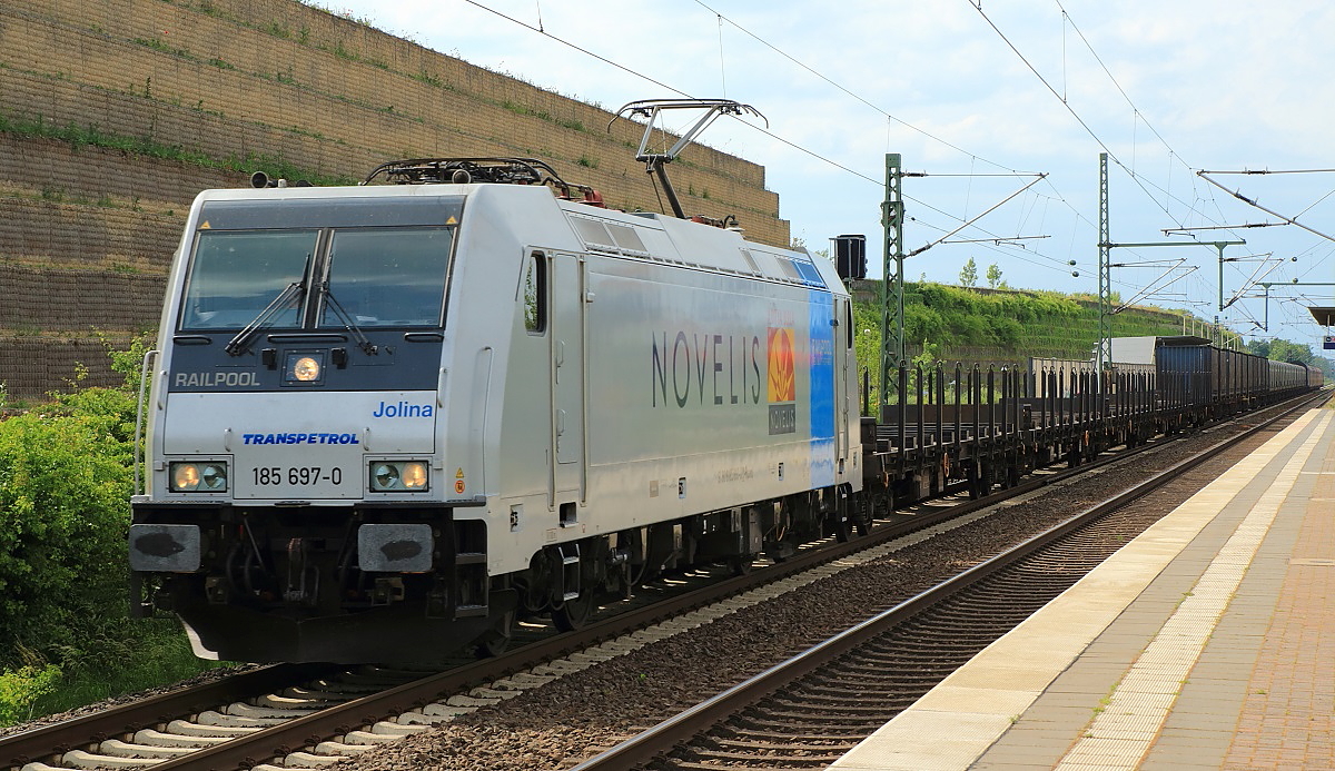 Die Railpool-185 697-0  Jolina  durchfährt am 29.05.2015 Neuss-Allerheiligen in Richtung Nievenheim