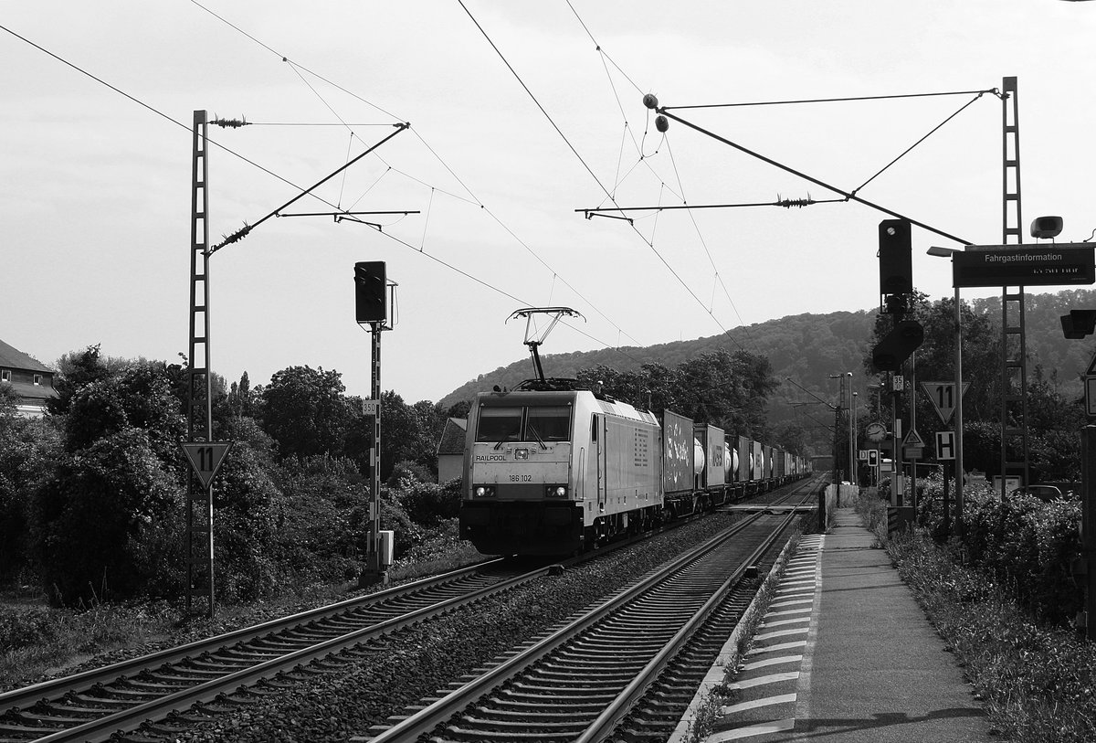 Die Railpool 186 102 mit einem Güterzug aus Koblenz kommend durch Namedy in Richtung Köln.

Namedy
17.08.2018