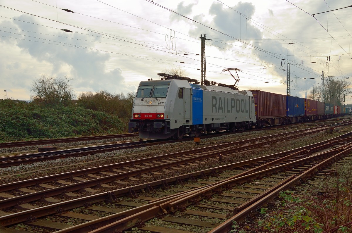 Die Railpool 186 103 kommt hier mit einem Kastelzug durch Grevenbroich gen Rheydt gefahren am Samstag den 25.1.2014